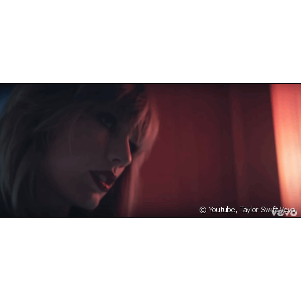 Al?m de deixar os l?bios de Taylor bem destacados, o batom vermelho tamb?m combinou com as luzes usadas no clipe (Foto: Taylor Swift Vevo)